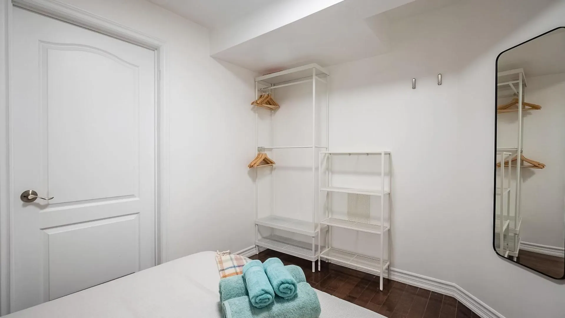 Apartment Cozy Basement Apt With Private Patio! Toronto