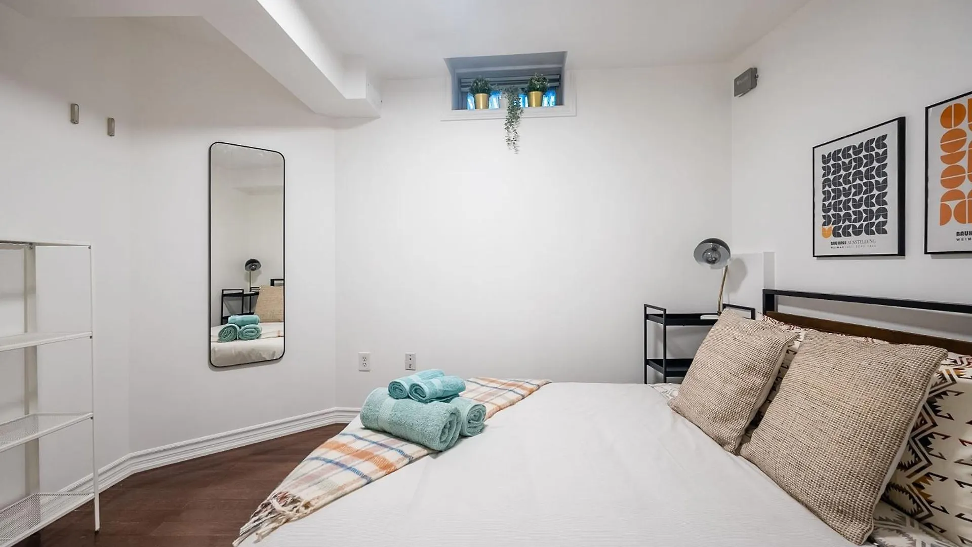 Cozy Basement Apt With Private Patio! Toronto Kanada