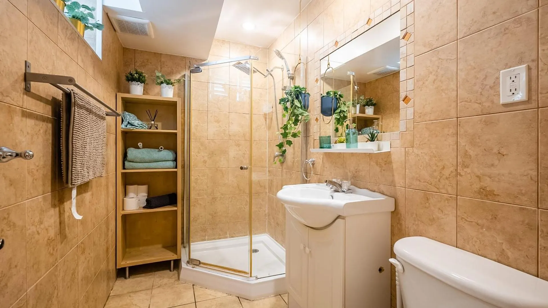 Cozy Basement Apt With Private Patio! Toronto 0*,